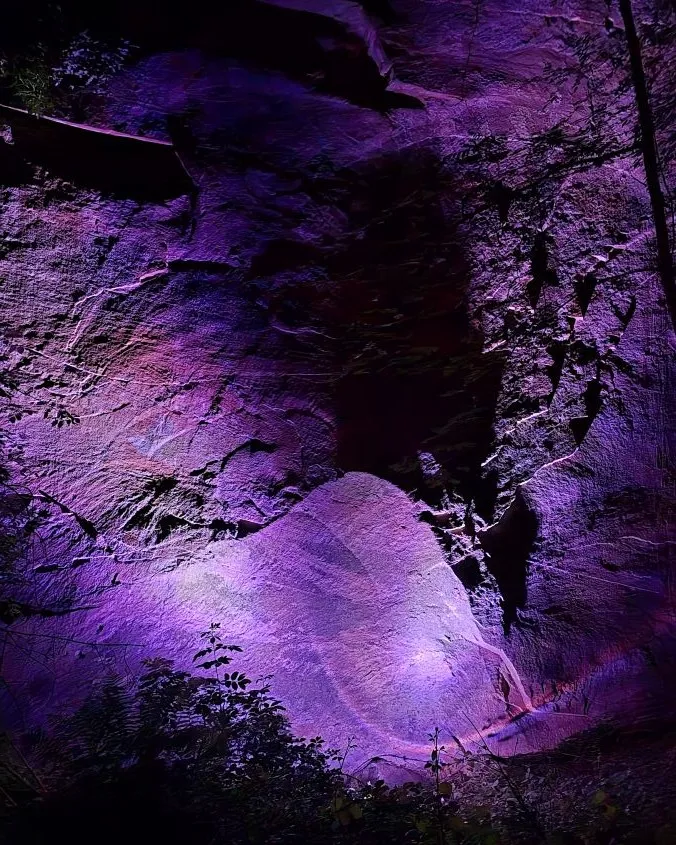 DJ am Pult bei einem Event