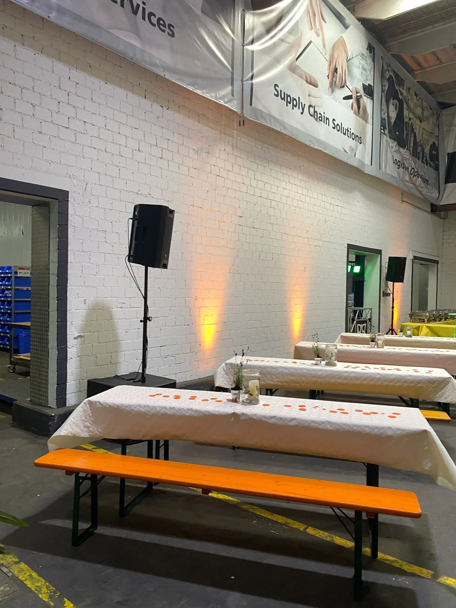 Hochzeitsfeier mit eleganter Beleuchtung